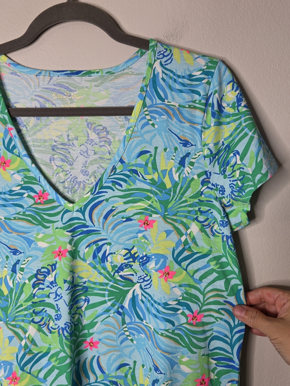 Lilly Pulitzer Etta Short Sleeve V-neck Tshirt Tropical Blue & Green Print - Picture 3 of 8